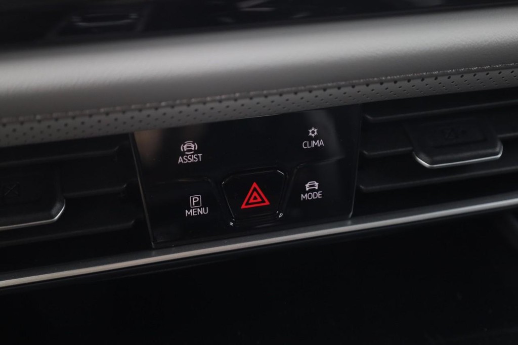 Volkswagen Atlas Vehicle Full-screen Gallery Image 16