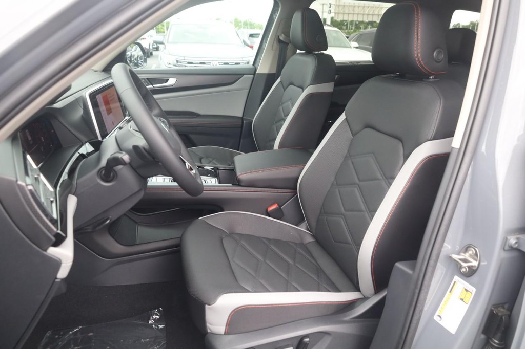 Volkswagen Atlas Vehicle Full-screen Gallery Image 18
