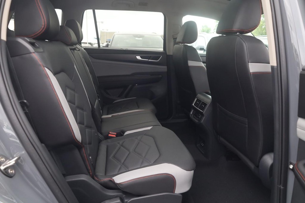 Volkswagen Atlas Vehicle Full-screen Gallery Image 20