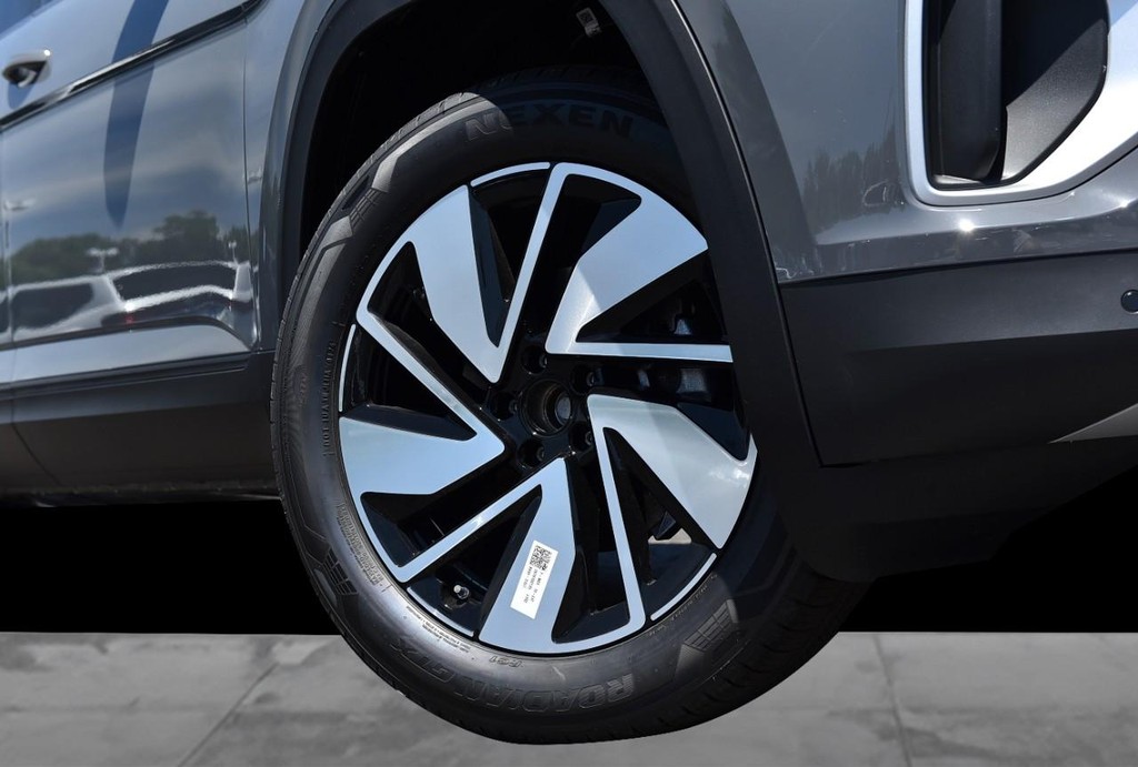 Volkswagen Atlas Vehicle Full-screen Gallery Image 3