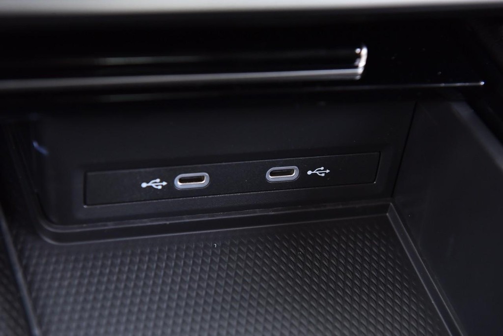 Volkswagen Atlas Vehicle Full-screen Gallery Image 16