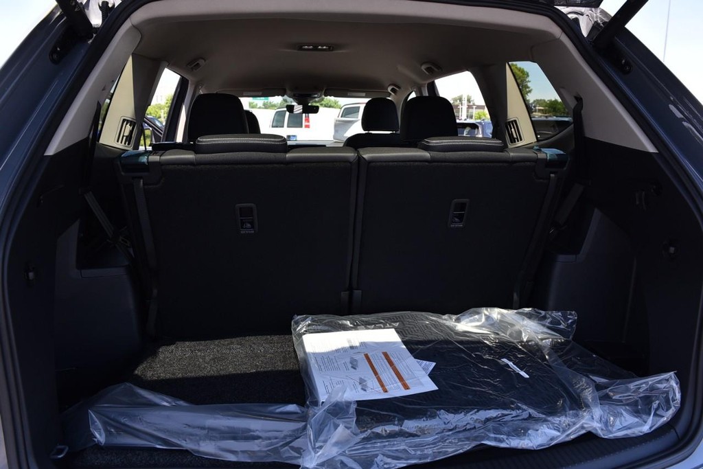 Volkswagen Atlas Vehicle Full-screen Gallery Image 25