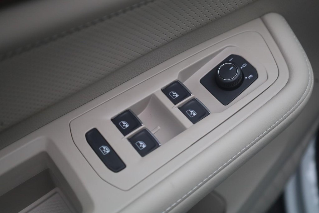Volkswagen Atlas Vehicle Full-screen Gallery Image 11