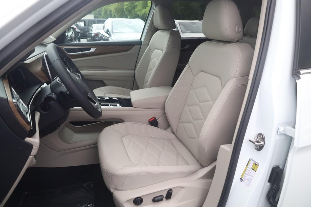 Volkswagen Atlas Vehicle Full-screen Gallery Image 18