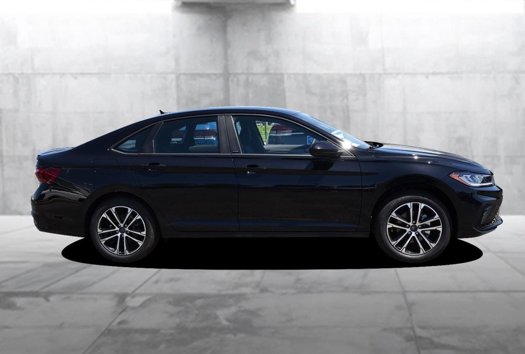 Volkswagen Jetta Vehicle Full-screen Gallery Image 5