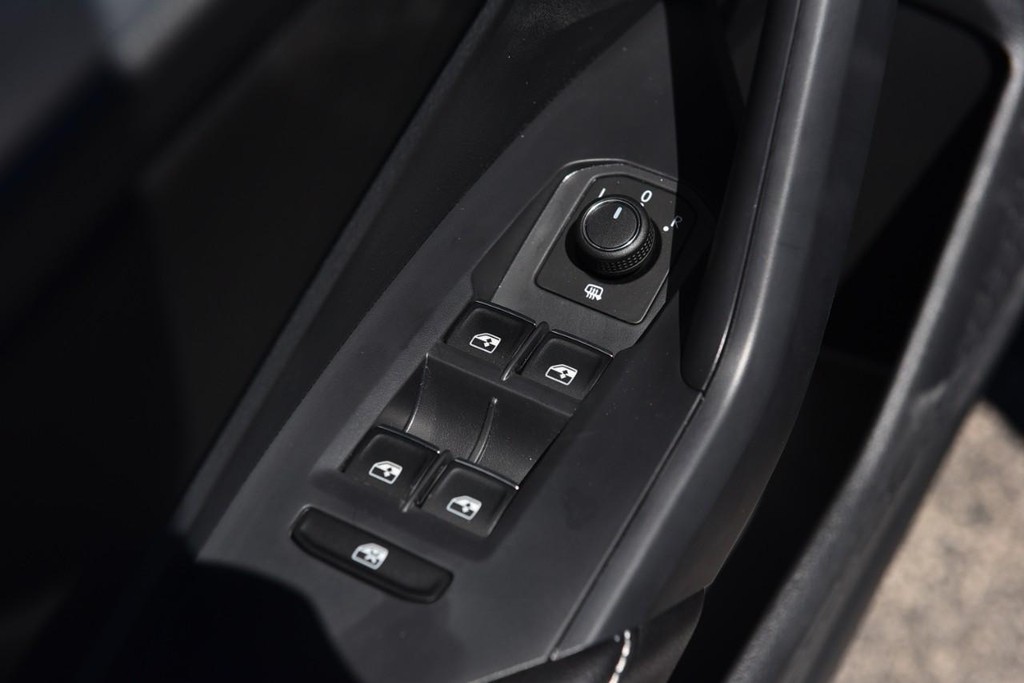 Volkswagen Jetta Vehicle Full-screen Gallery Image 8