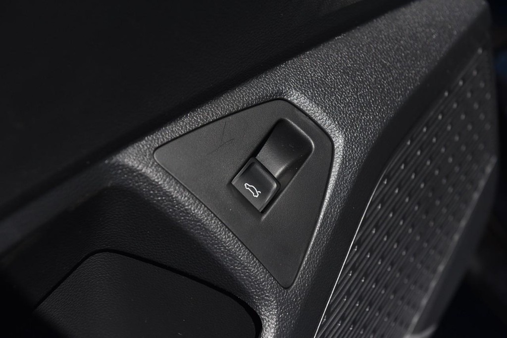 Volkswagen Jetta Vehicle Full-screen Gallery Image 9
