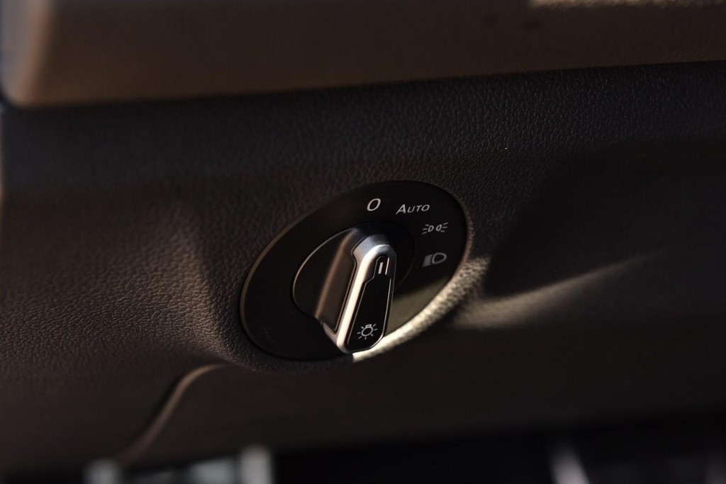 Volkswagen Jetta Vehicle Full-screen Gallery Image 11