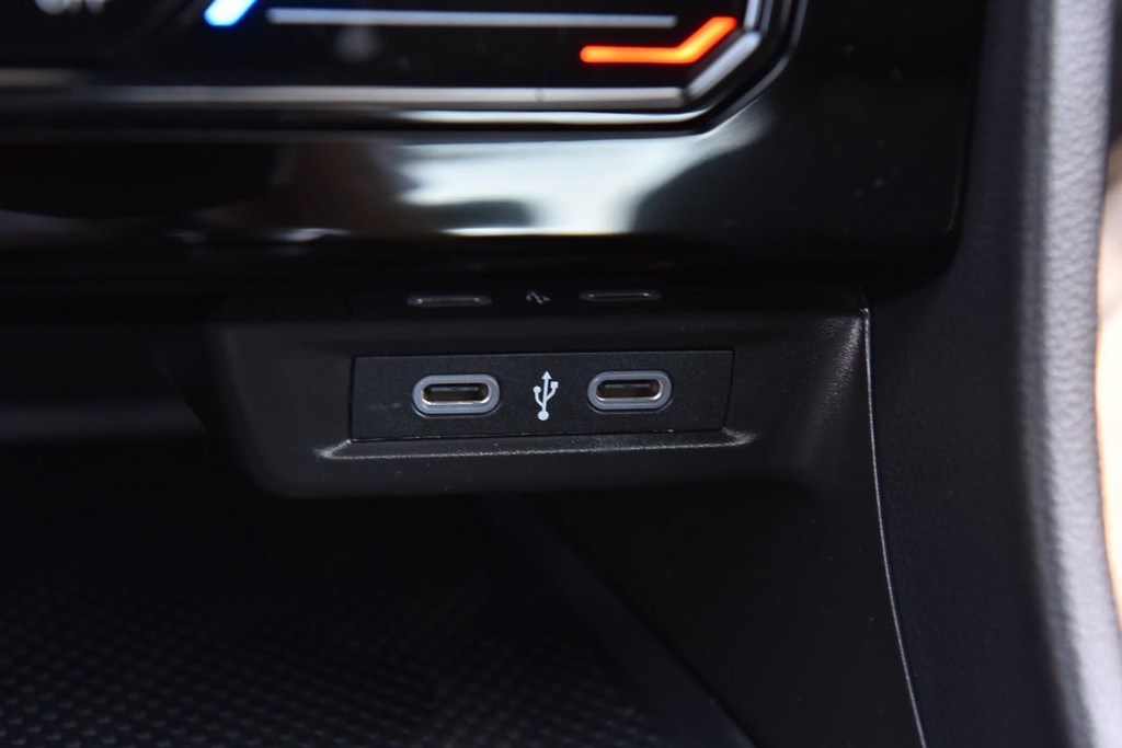Volkswagen Jetta Vehicle Full-screen Gallery Image 16