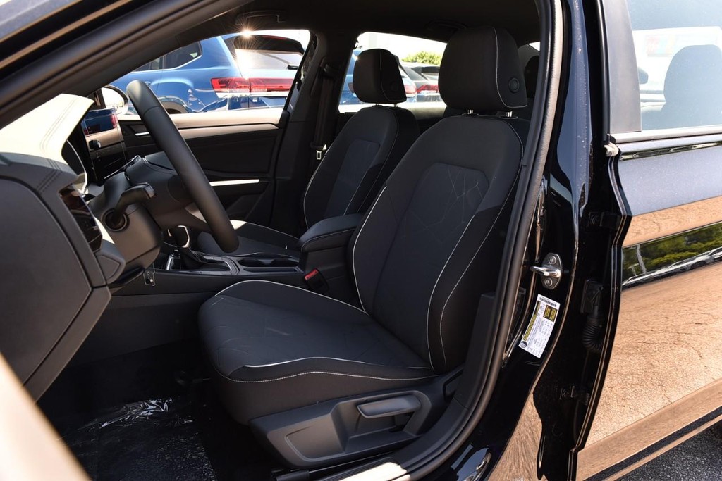 Volkswagen Jetta Vehicle Full-screen Gallery Image 19