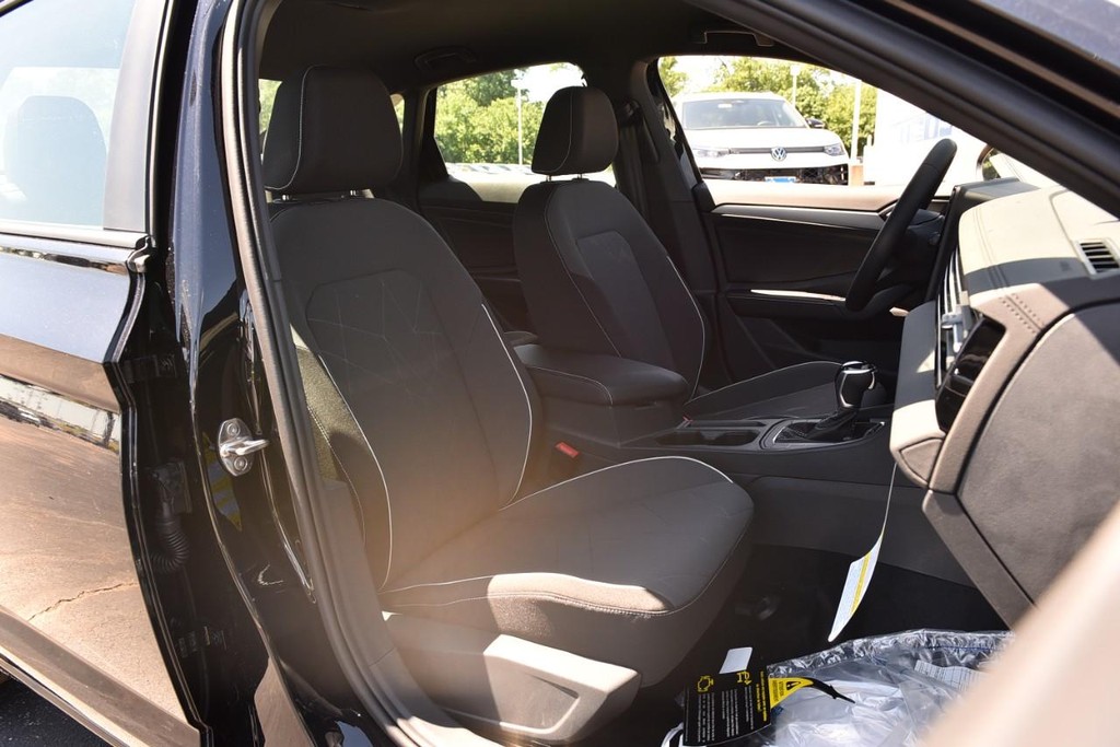 Volkswagen Jetta Vehicle Full-screen Gallery Image 20