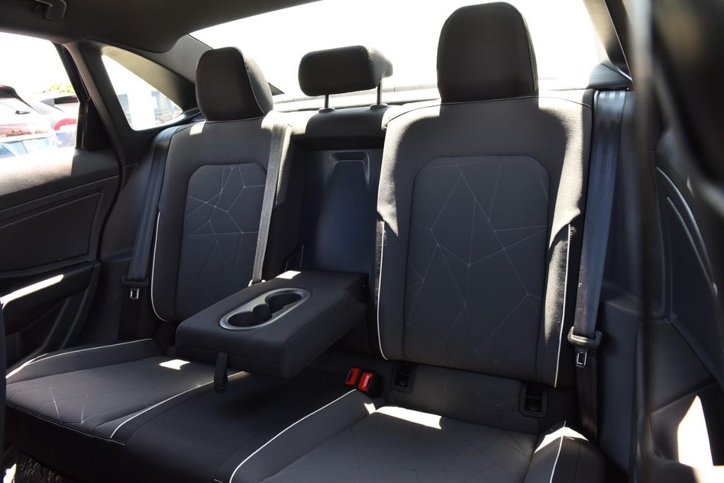 Volkswagen Jetta Vehicle Full-screen Gallery Image 21