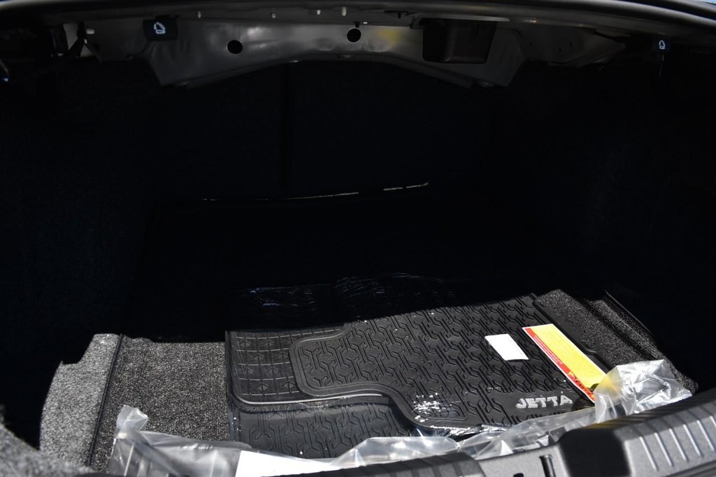 Volkswagen Jetta Vehicle Full-screen Gallery Image 22