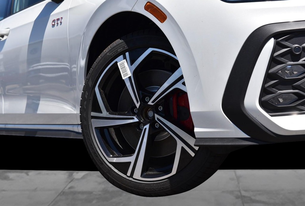 Volkswagen Golf GTI Vehicle Full-screen Gallery Image 3