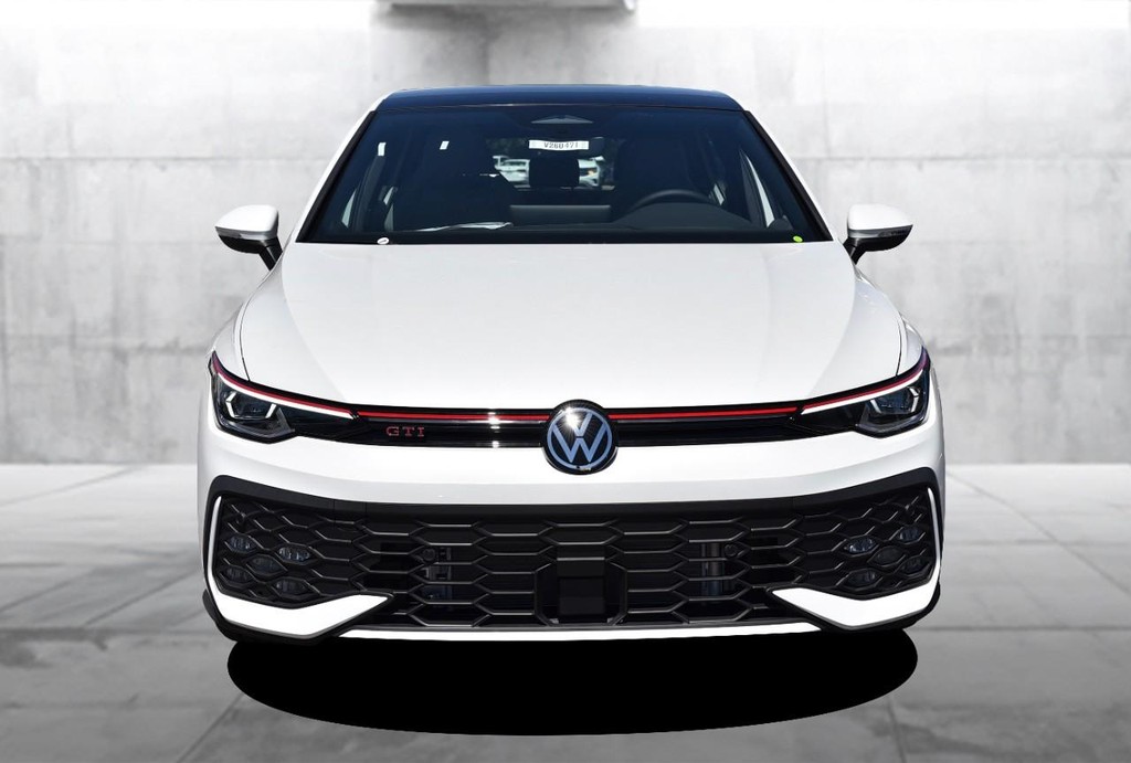 Volkswagen Golf GTI Vehicle Full-screen Gallery Image 4