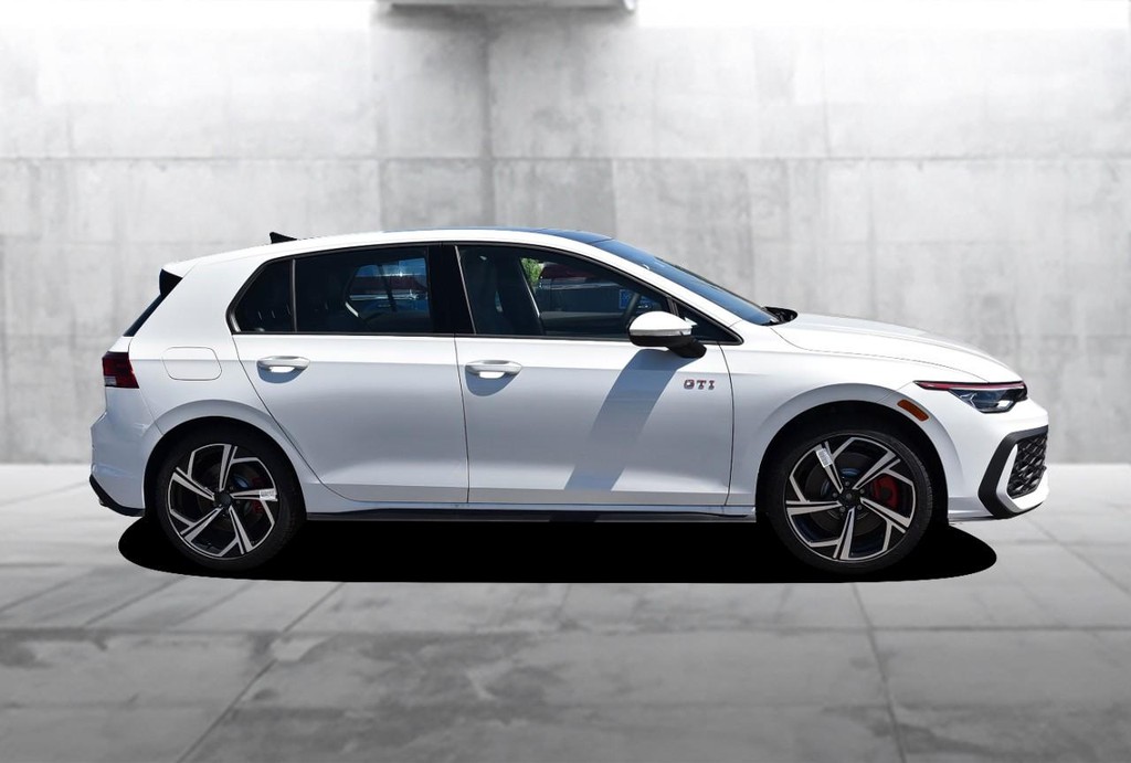Volkswagen Golf GTI Vehicle Full-screen Gallery Image 5