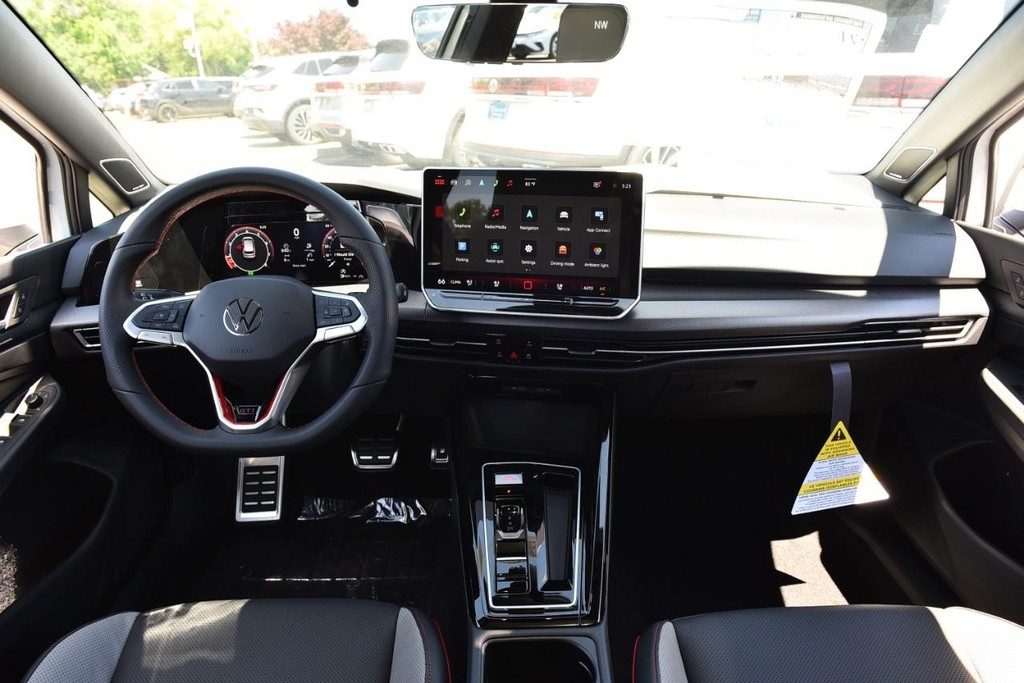 Volkswagen Golf GTI Vehicle Full-screen Gallery Image 7