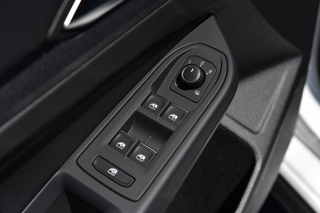 Volkswagen Golf GTI Vehicle Full-screen Gallery Image 8