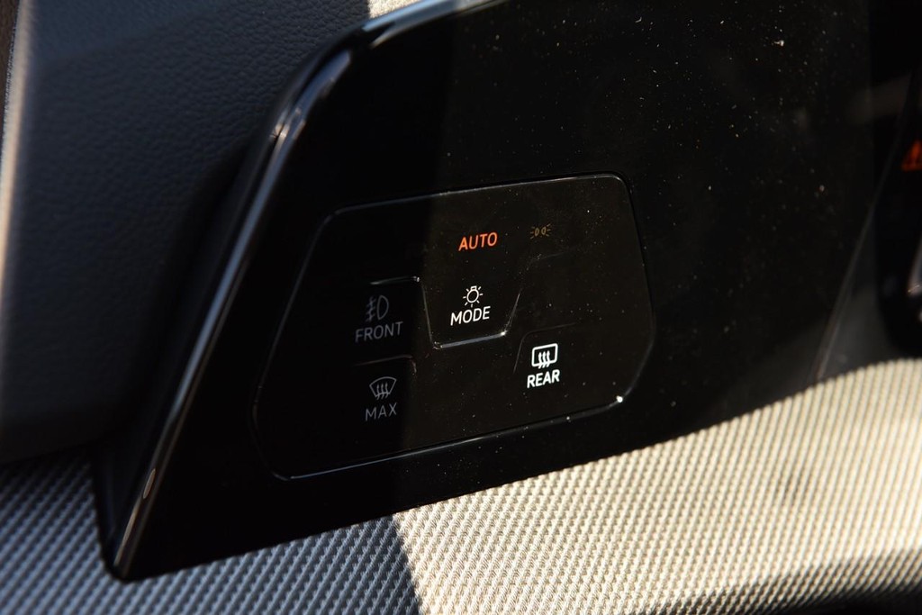 Volkswagen Golf GTI Vehicle Full-screen Gallery Image 10