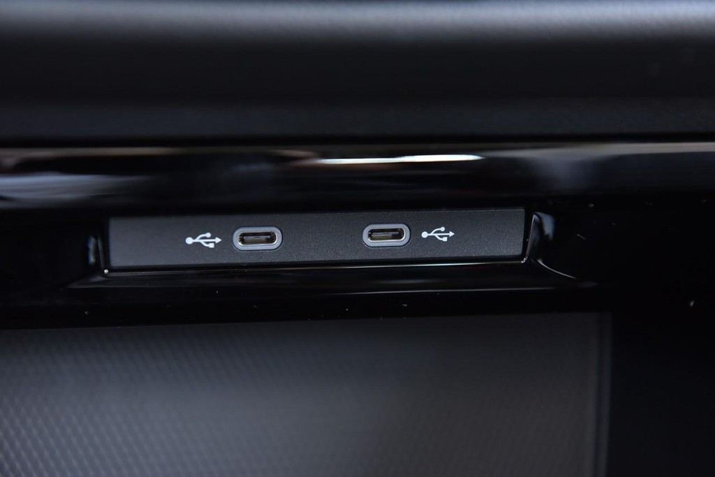 Volkswagen Golf GTI Vehicle Full-screen Gallery Image 16