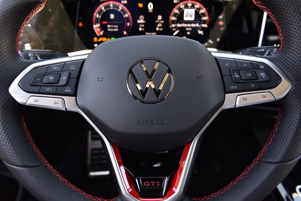 Volkswagen Golf GTI Vehicle Full-screen Gallery Image 18