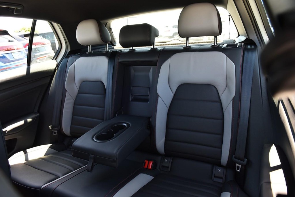 Volkswagen Golf GTI Vehicle Full-screen Gallery Image 22