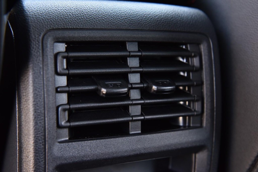 Volkswagen Golf GTI Vehicle Full-screen Gallery Image 23