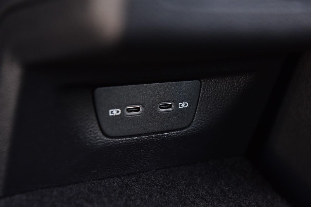 Volkswagen Golf GTI Vehicle Full-screen Gallery Image 24