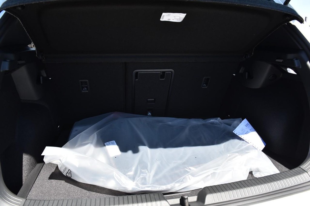 Volkswagen Golf GTI Vehicle Full-screen Gallery Image 25