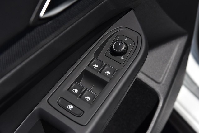 Volkswagen Golf GTI Vehicle Image 08