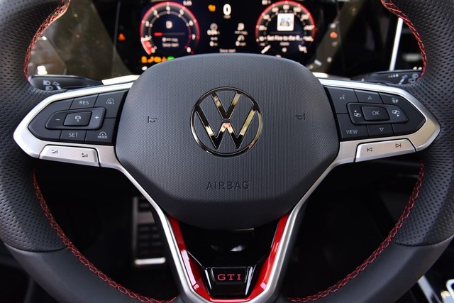Volkswagen Golf GTI Vehicle Image 18