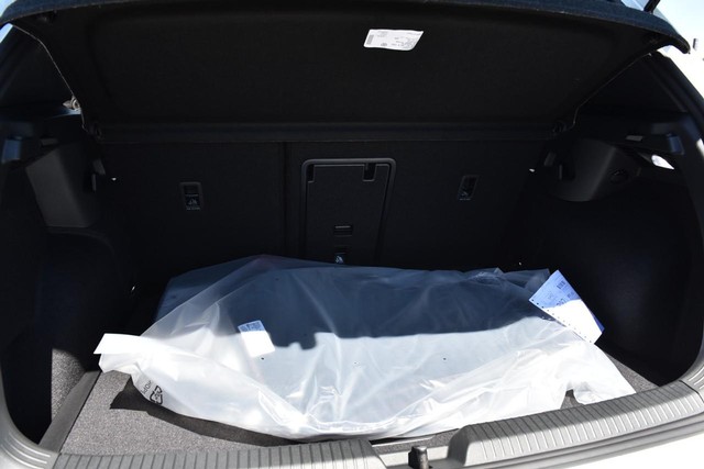 Volkswagen Golf GTI Vehicle Image 25