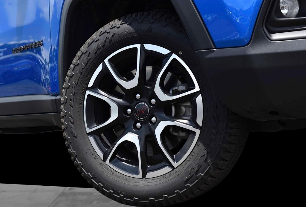 Jeep Compass Vehicle Full-screen Gallery Image 3
