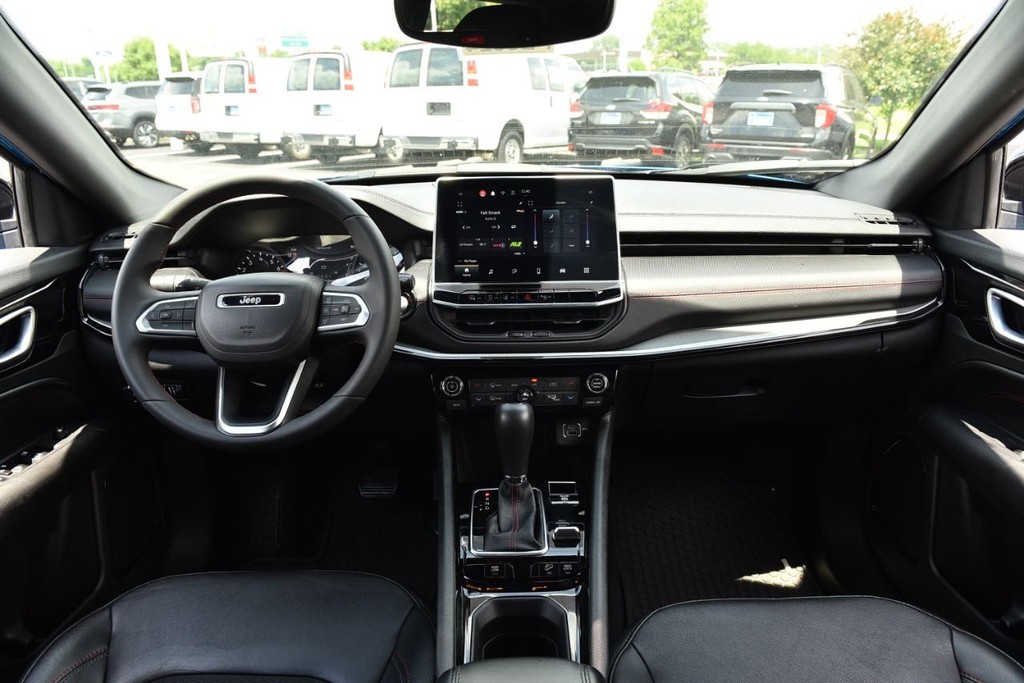Jeep Compass Vehicle Full-screen Gallery Image 7