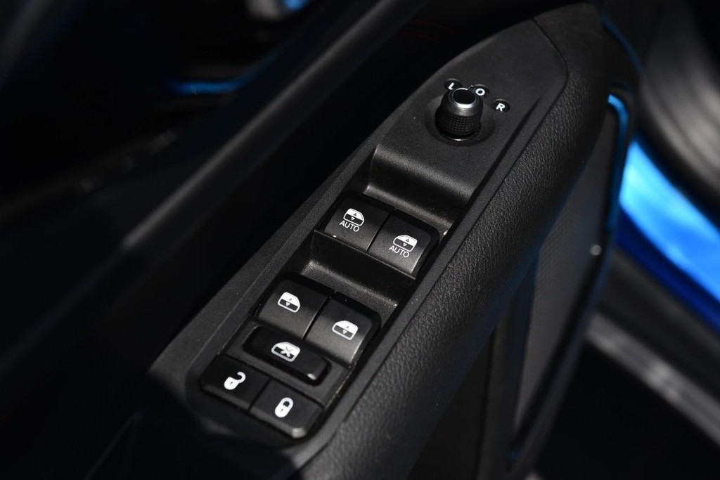 Jeep Compass Vehicle Full-screen Gallery Image 8