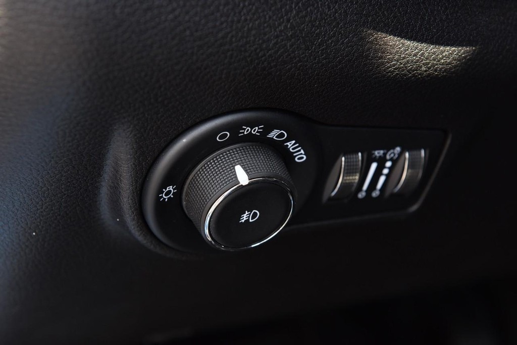 Jeep Compass Vehicle Full-screen Gallery Image 11