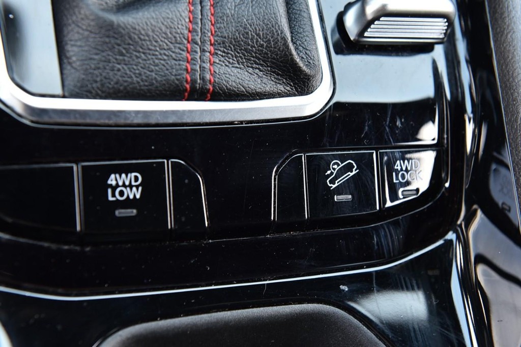 Jeep Compass Vehicle Full-screen Gallery Image 17