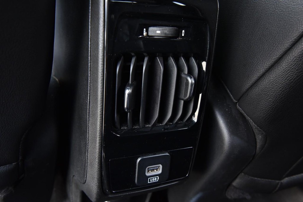 Jeep Compass Vehicle Full-screen Gallery Image 24