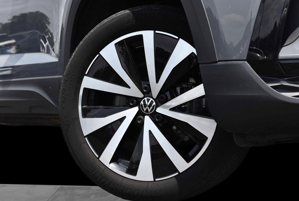 Volkswagen Taos Vehicle Full-screen Gallery Image 3
