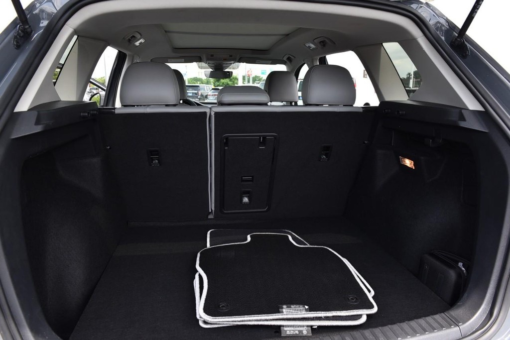 Volkswagen Taos Vehicle Full-screen Gallery Image 25