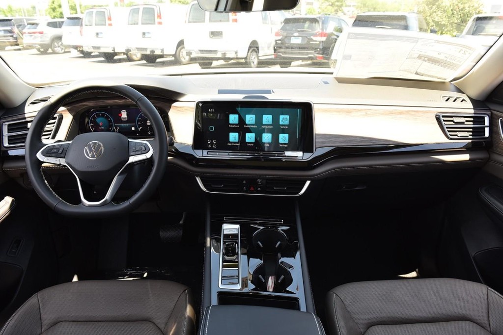 Volkswagen Atlas Vehicle Full-screen Gallery Image 7