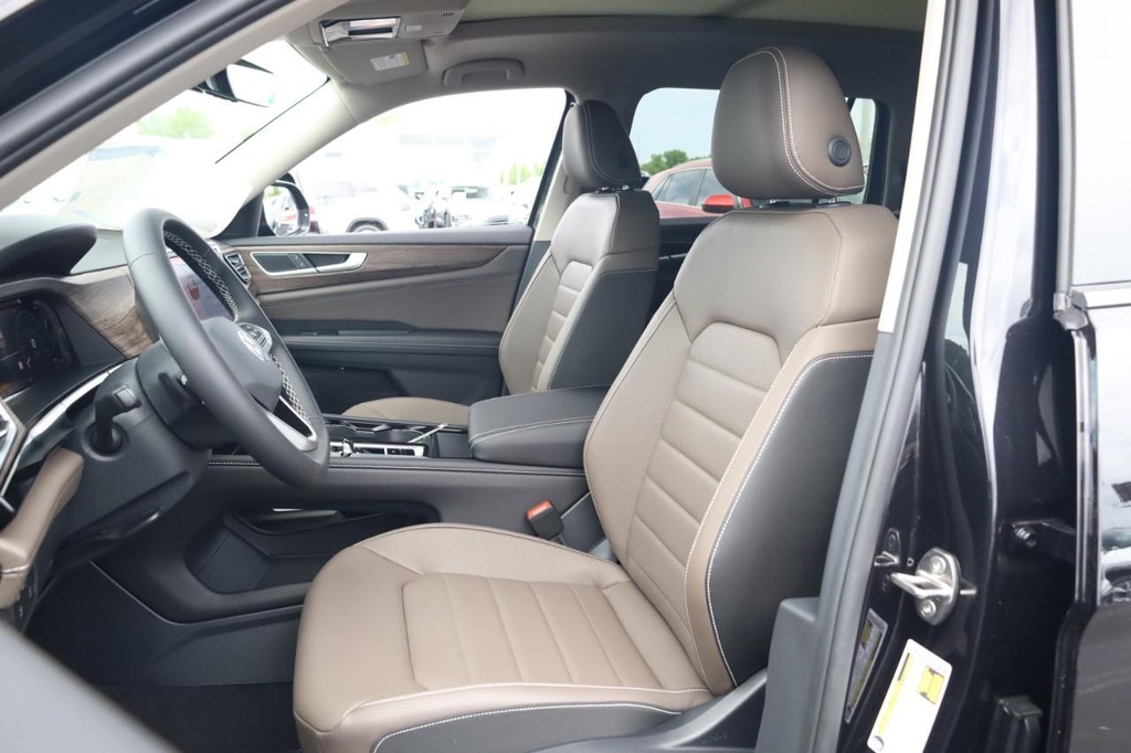 Volkswagen Atlas Vehicle Full-screen Gallery Image 10