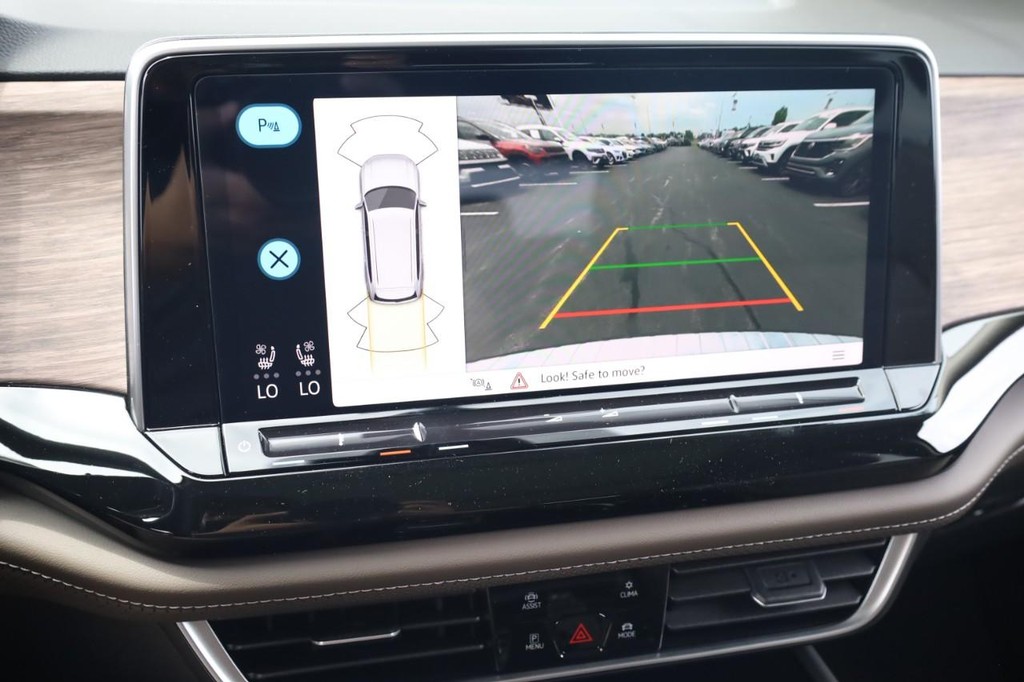 Volkswagen Atlas Vehicle Full-screen Gallery Image 14