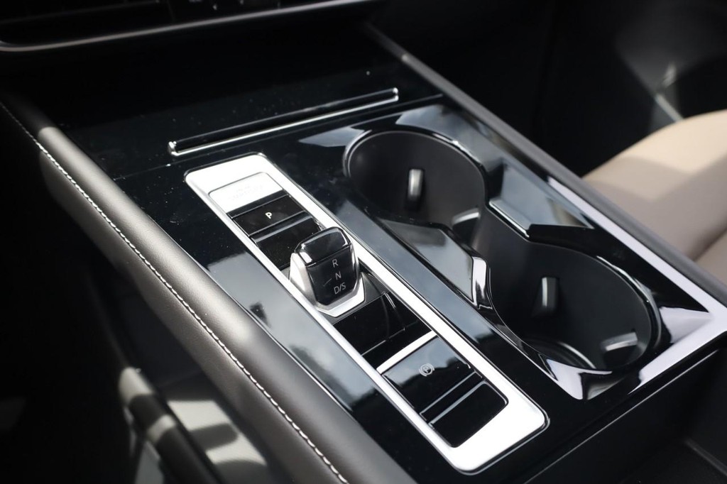 Volkswagen Atlas Vehicle Full-screen Gallery Image 16