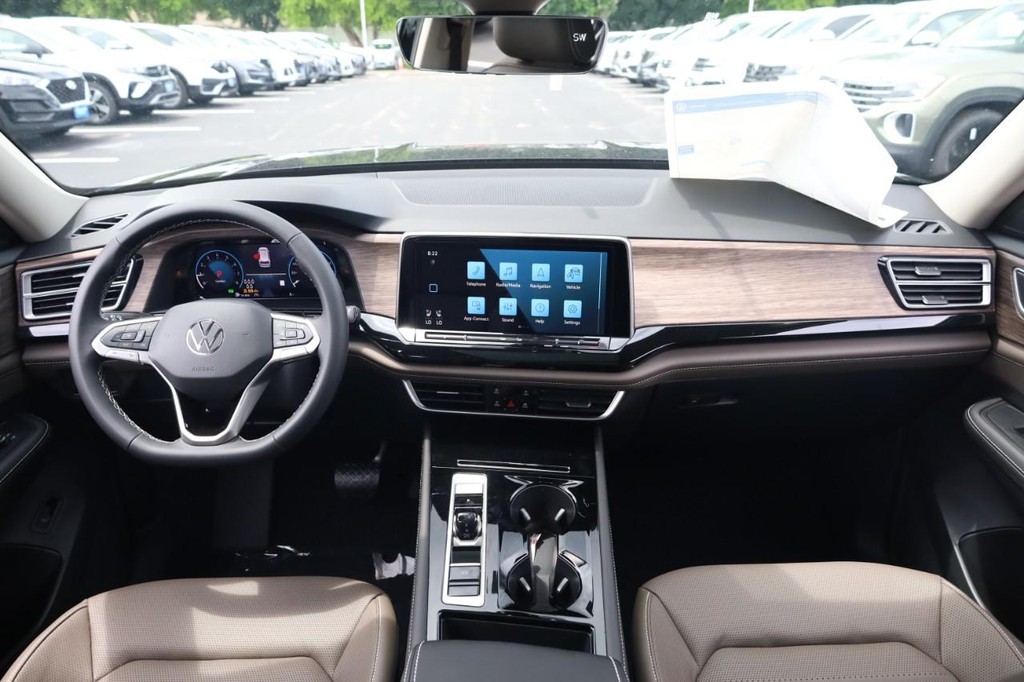 Volkswagen Atlas Vehicle Full-screen Gallery Image 24