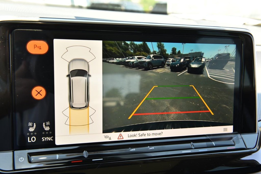Volkswagen Atlas Vehicle Full-screen Gallery Image 13