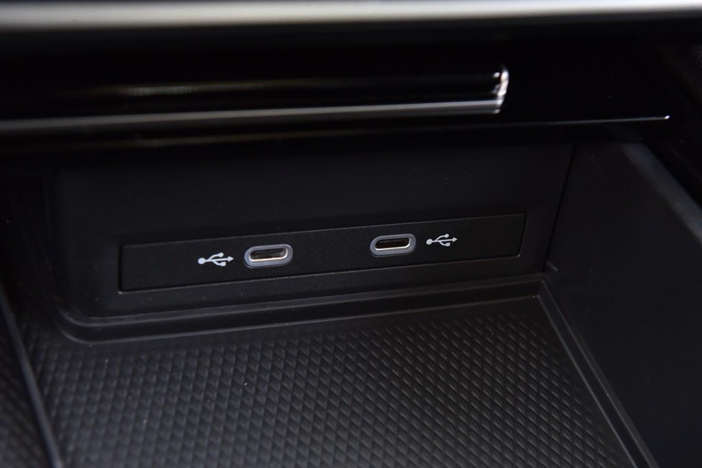 Volkswagen Atlas Vehicle Full-screen Gallery Image 16