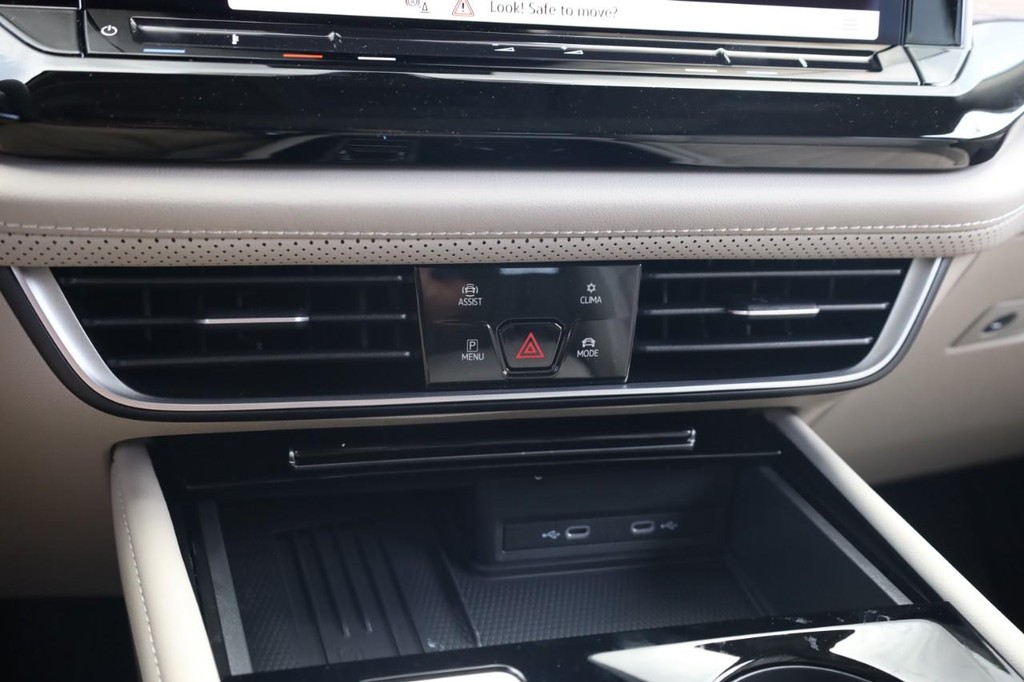 Volkswagen Atlas Vehicle Full-screen Gallery Image 15