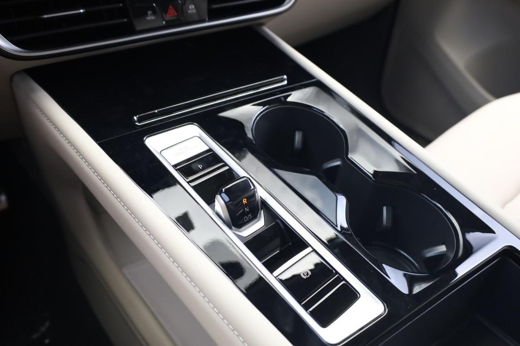 Volkswagen Atlas Vehicle Full-screen Gallery Image 17