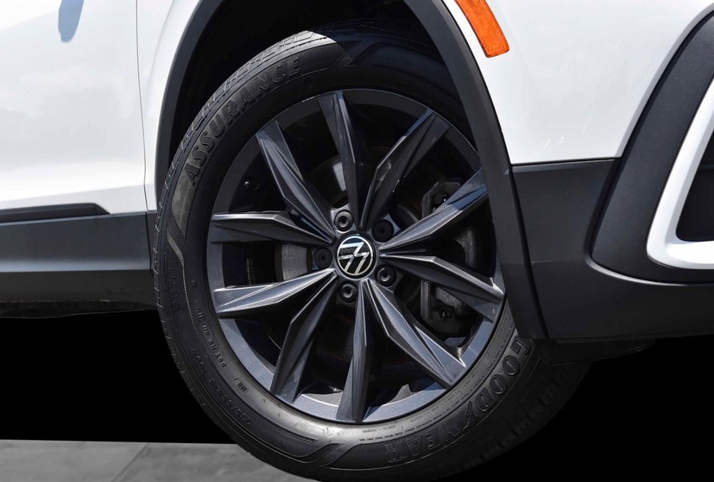 Volkswagen Tiguan Vehicle Full-screen Gallery Image 3